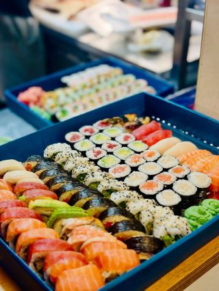 Ahoj Trnava máme tu krásny slnečný víkend, čo tak si ho ešte viac spríjemniť poriadnou porciou sushi 😁