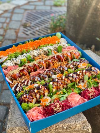 Takáto tácka poteší každého sushi maniaka 😍 Mix našich roliek v jednej krabici: 🐍 Caterpillar s úhorom a philadelphiou 🍤...