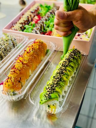 Je tu Piatok a víkend sa nám pomaličky začína 🍣✨ Čo tak ho odštartovať poriadnou porciou sushi ❤️