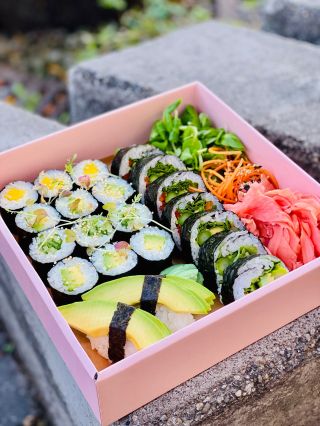 Veggie Set – sushi bez kompromisov! Čerstvá zelenina, jemná ryža a dokonale vyvážené chute, mango , avokádo, uhorka a...
