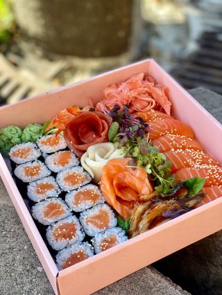 Sushi box, ktorý hovorí sám za seba. Maki, nigiri, sashimi – tri dôvody, prečo spomaliť a vychutnať si moment. Precíznosť...